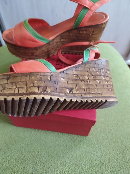 Кожаная обувь на танкетке