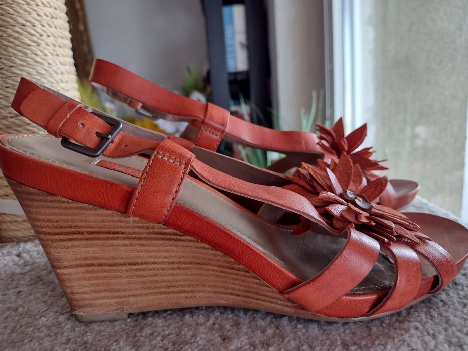 Sandały damskie skórzane na koturnie firmy ECCO