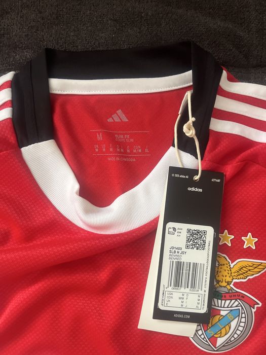 t shirt SL Benfica assinada pelo plantel inteiro da temporada 25/26