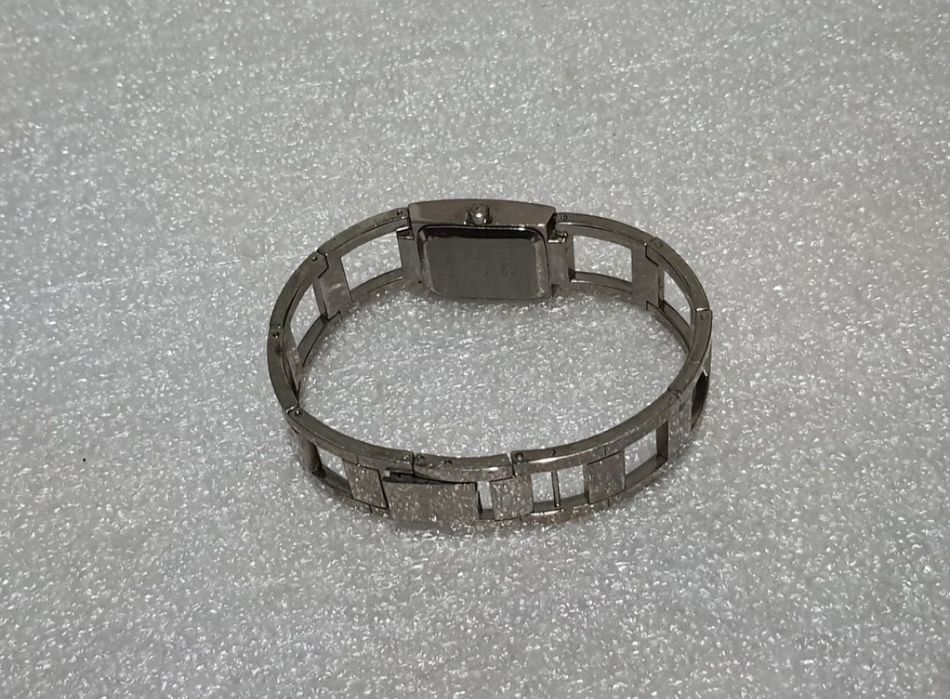 Наручний годинник "AVON" з браслетом, часовий механізм кварцевий.