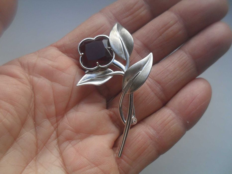 Srebrna broszka  - kwiat z rubinowym kamieniem - cena ost