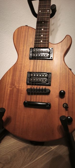 Guitarra elétrica Dean + Amplificador 10w + suporte