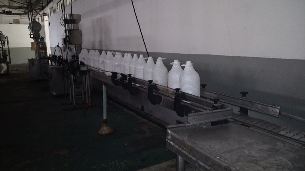 Linha de enchimento de garrafões de vinho