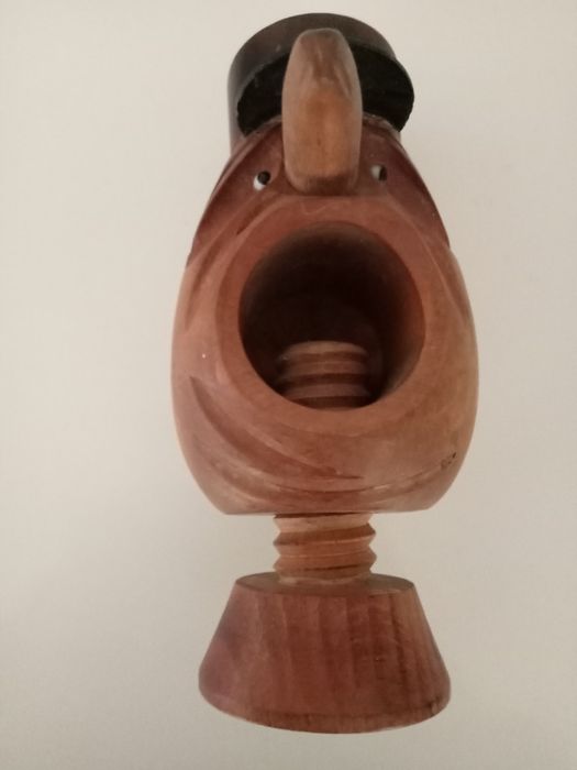 Quebra nozes em madeira.