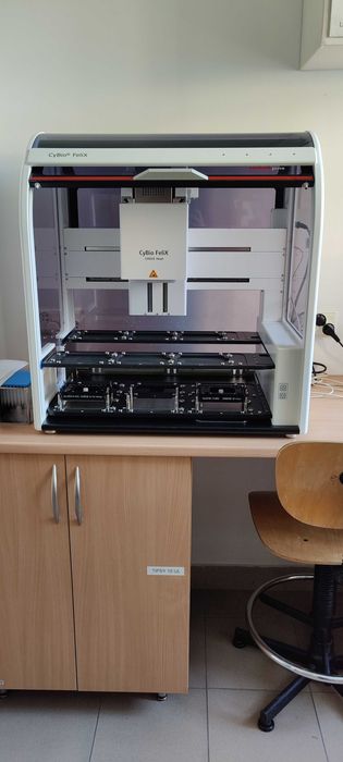 Stacja pipetująca wraz z pipetami, wyposażenie laboratorium