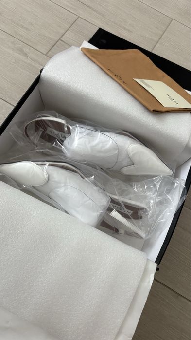 Босоніжки Alaia, в білому кольорі