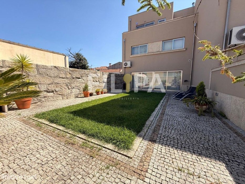 Moradia T5 com espaço exterior - Maia