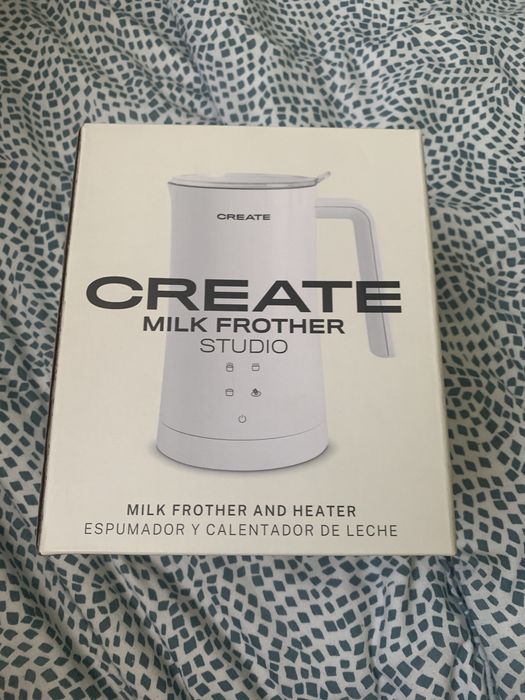 w zestawie ekspres do kawy i czajnik do podgrzewania mleka,