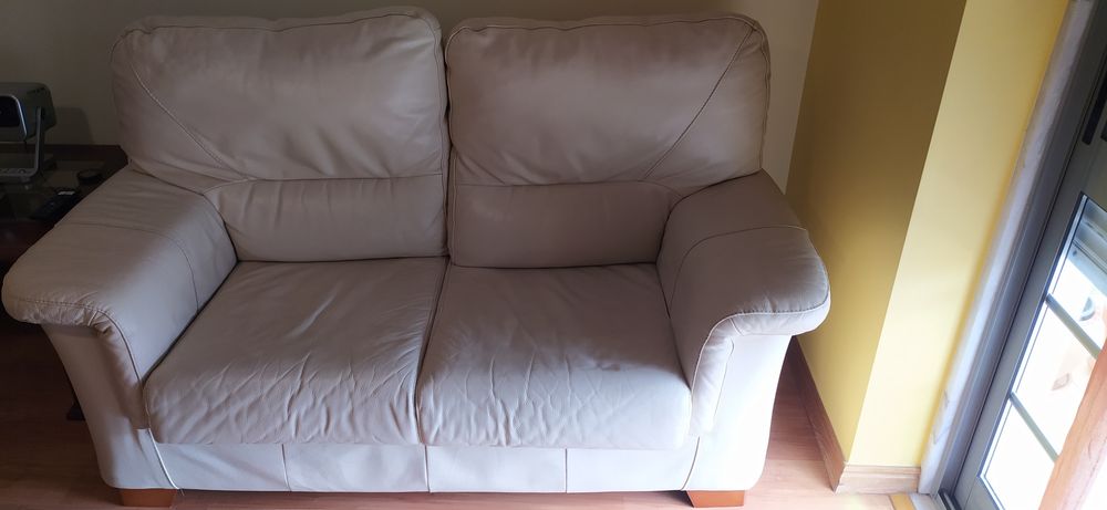 Sofá bege em pele 2 lugares
