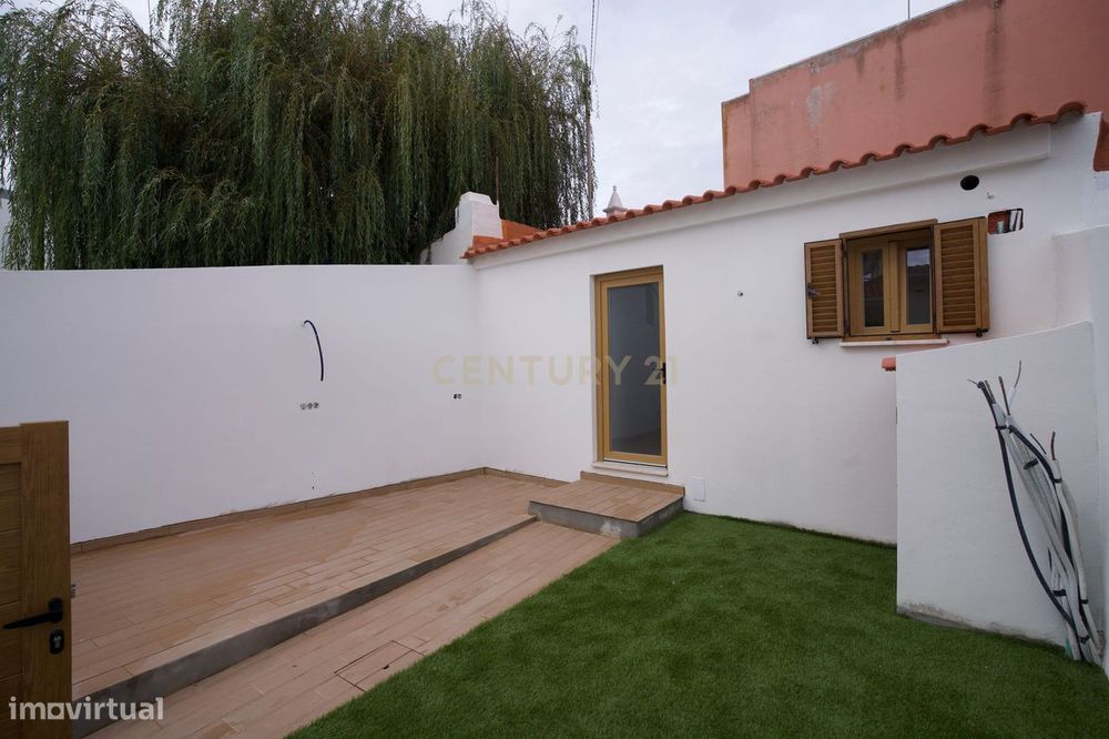 Moradia totalmente remodelada em Santa Cruz- Póvoa de Penafirme – A 5