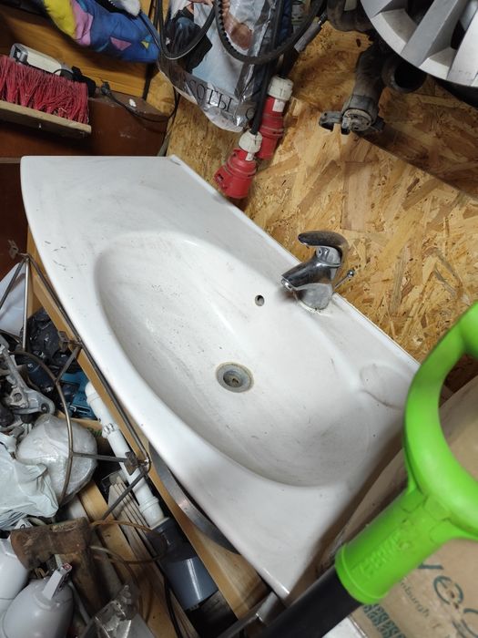 Duży zlew z podstawą drewnianą