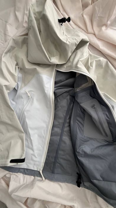 Arc’teryx (sea salt/arctic silk)