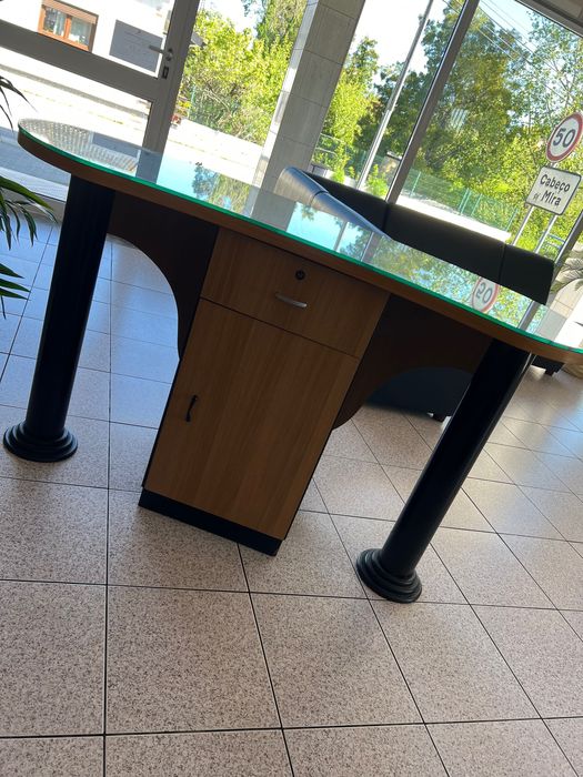 Balcão usado mas em bom estado com tampo de vidro