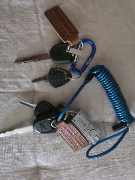 HONDA FORZA 125 - Inclui 2 Blusões, 2 Capacetes, Carregador, Luvas, Capa, Auriculares.. etc