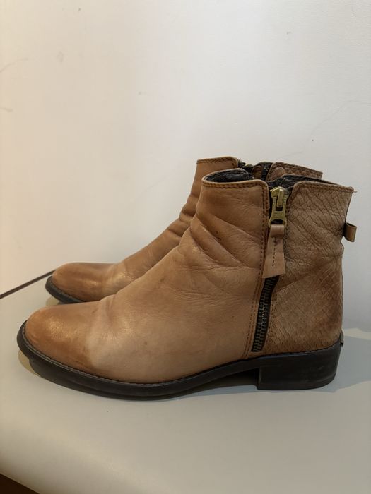 Botins camel efeito pele com detalhe lacinhos 38