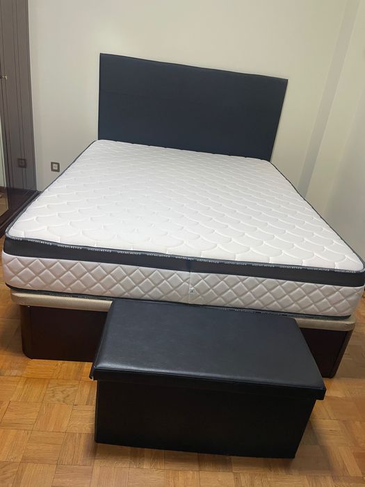 Cama de casal com arrumo