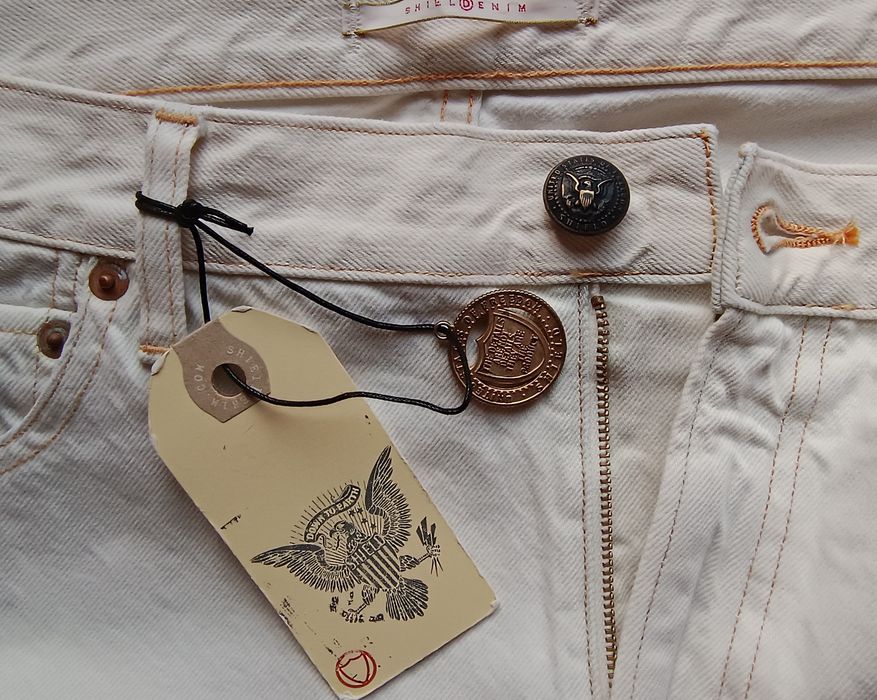 Чоловічі білі джинси від модного бренду Shield Denim.