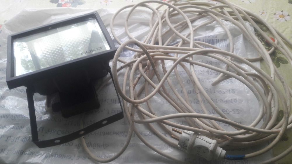 Продаю  прожектор галогеновий до 500 W для будівництва