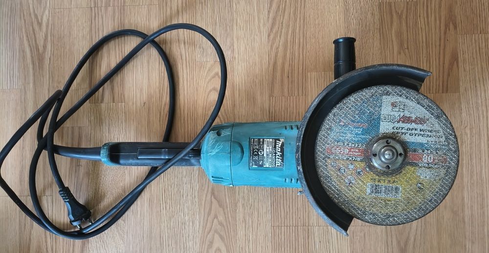 Болгарка Makita GA9020S
