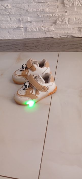 Кросівки 21р. Світяться