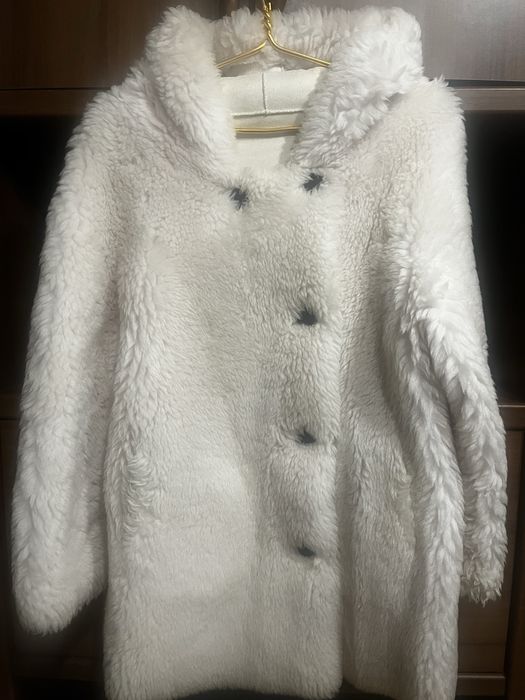 Білий полушубок з вовни
