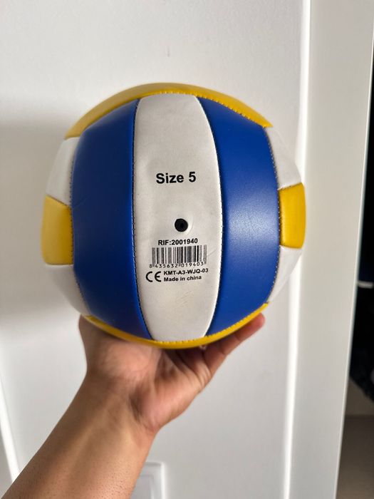 Bolas de futebol e volei