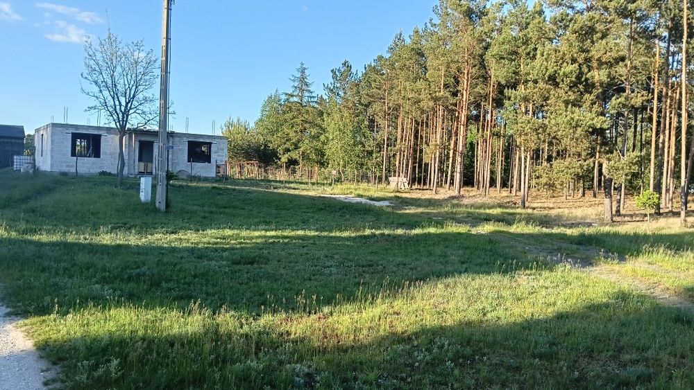 Sprzedam dużą działkę z rozpoczętą budową domu jednorodzinnego.
