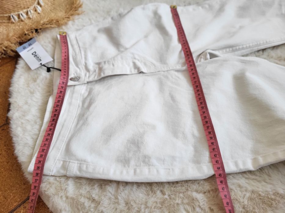 Białe jeansy damskie dżinsy spodnie dzwony 38 Lefties