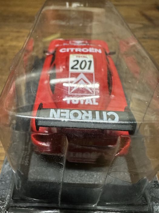 Miniatura á escala 1/43 do Citroen e Mitsubishi do Dakar da Altaya