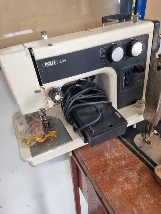 Conjunto Máquina costura PFAFF 204 e Oliva