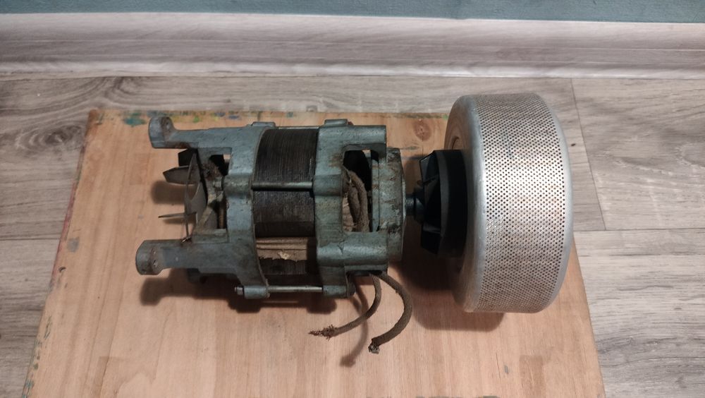 Електродвигуни різної потужності.