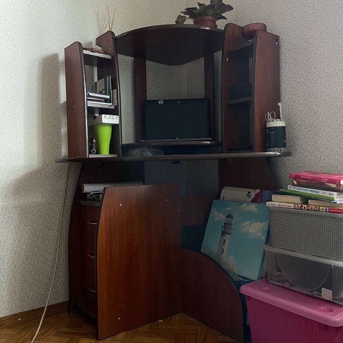 Кутовий компʼютерний стіл