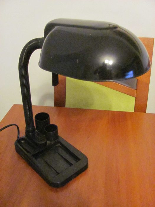 Lampka biurkowa z przybornikiem