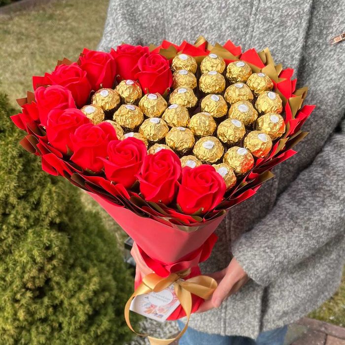 Prezent na 40 30 urodziny. Bukiet Serce Ferrero Rocher i róże mydlane