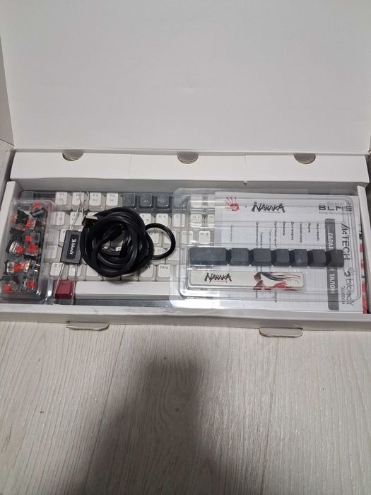 Продам  игровую клавиатуру Bloody Naraka S