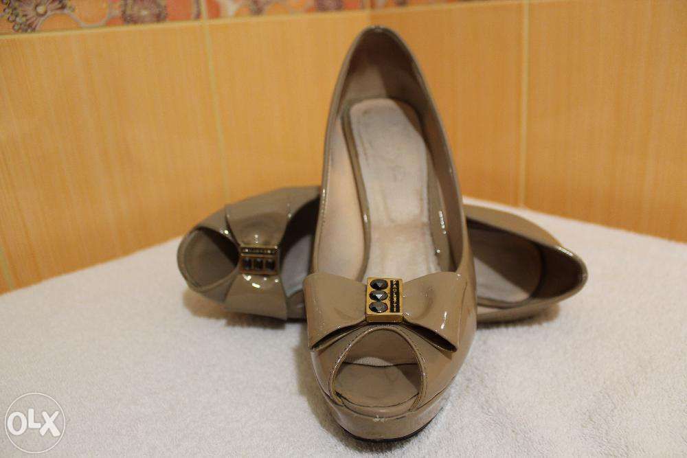 Туфли из лаковой кожи, бежевые, 39 р.