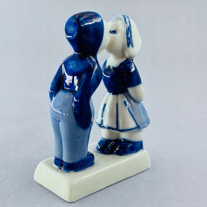 delft piękna porcelanowa figurka całująca się para