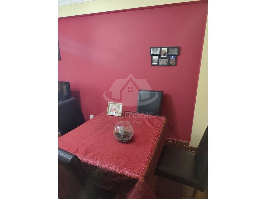 Apartamento T2 luminoso com varanda em Odivelas
