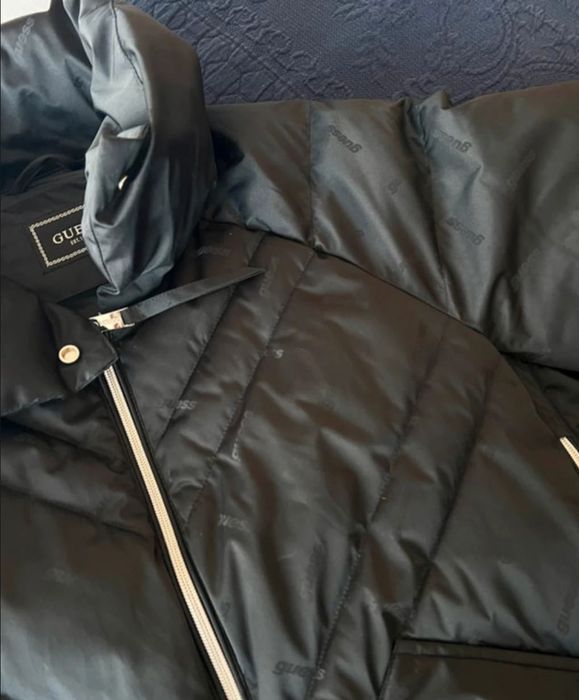 Casaco puffer Guess com logos