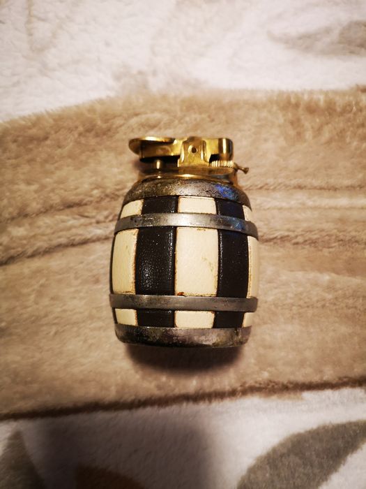 Isqueiro em forma de barril