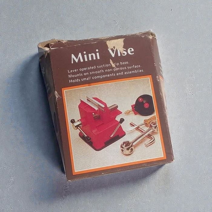 Brinquedo, torno com caixa.