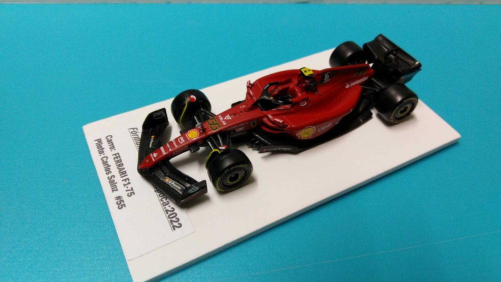 Ferrari F1-75 #55 C. Sainz - Mundial Fórmula 1 2022 - Miniatura Bburago na escala 1/43
