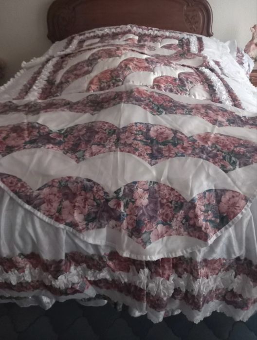 Edredão em tons de bordeaux e branco