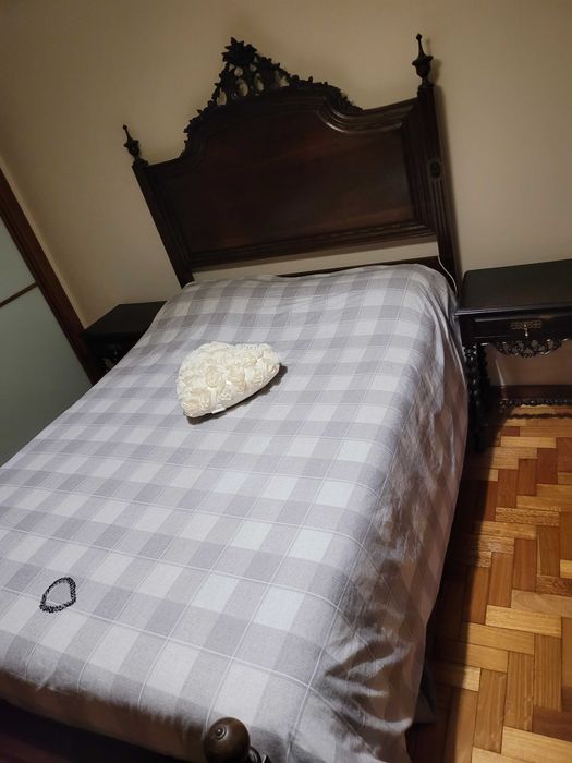 Cama antiga com mesas de cabeceira em muito bom estado