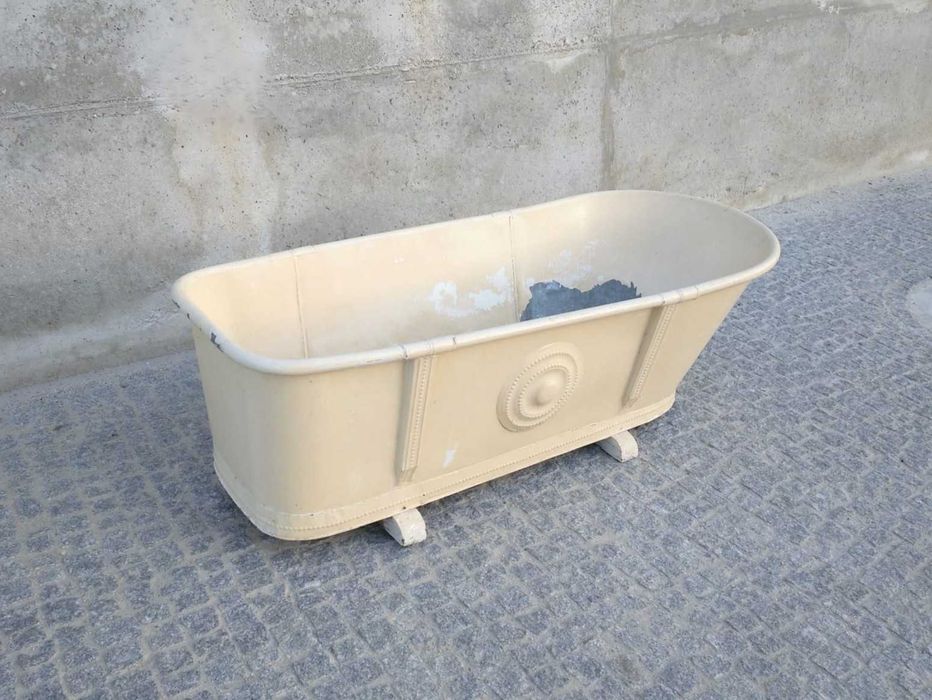 Antiga banheira pintada em chapa