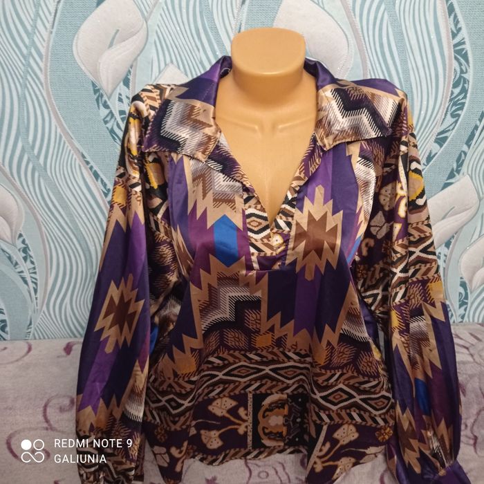 Красивая женская атласная