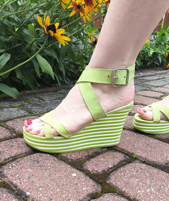 Zielone sandały na koturnie Michael Kors