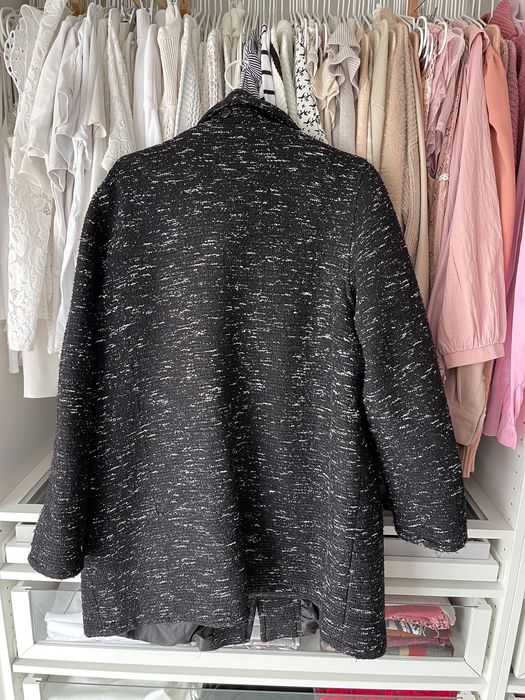 Czarny płaszcz z białymi elementami Haga plus size