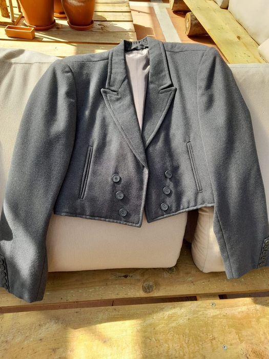 Traje curto à portuguesa
