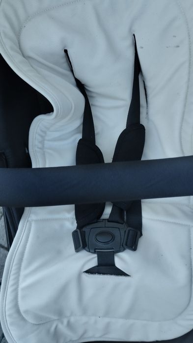 carrinho de bebe preto e beje tem protecao castanha
